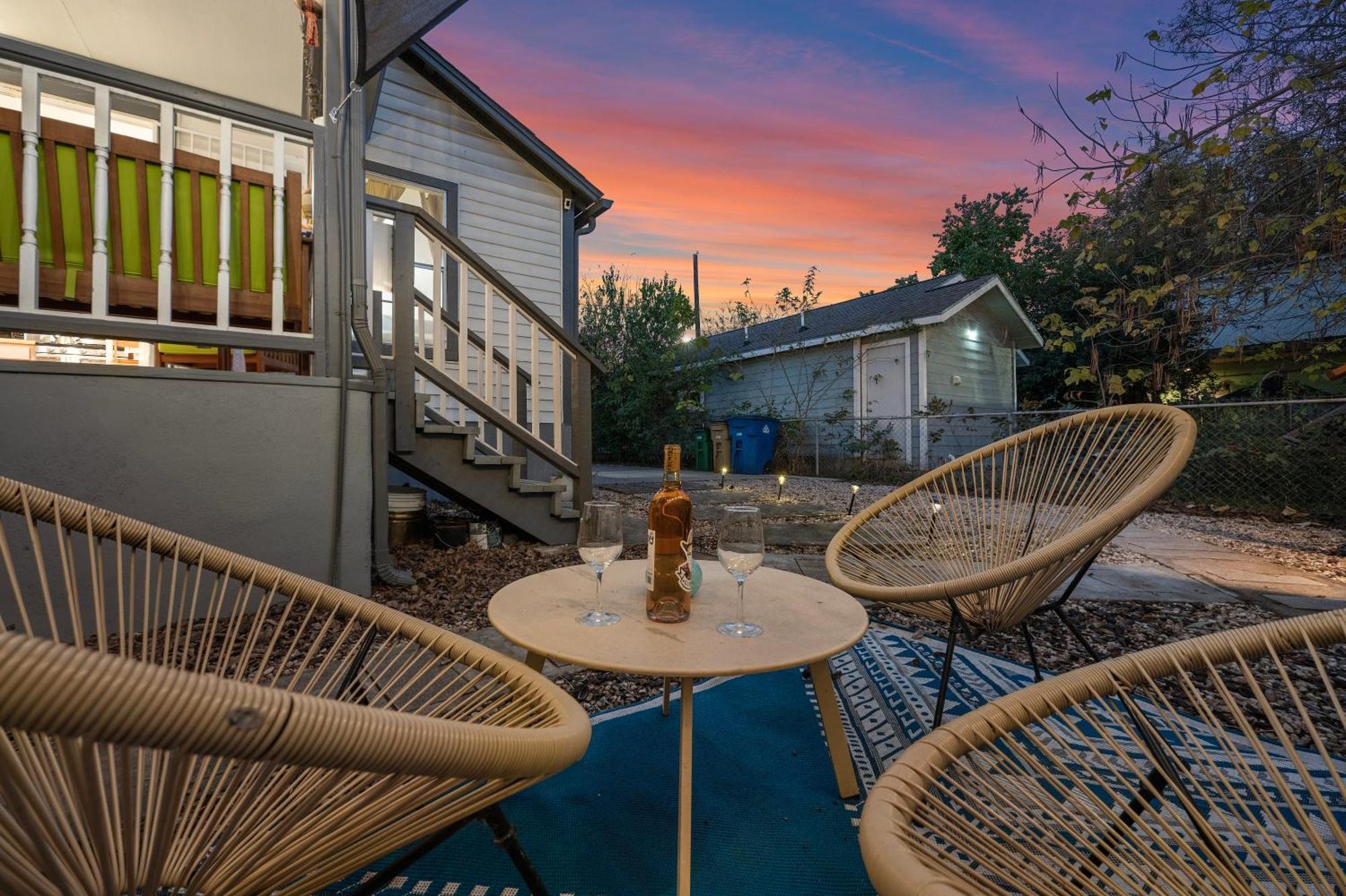 Stylish, Artsy Bungalow Central Eastside Austin Extérieur photo