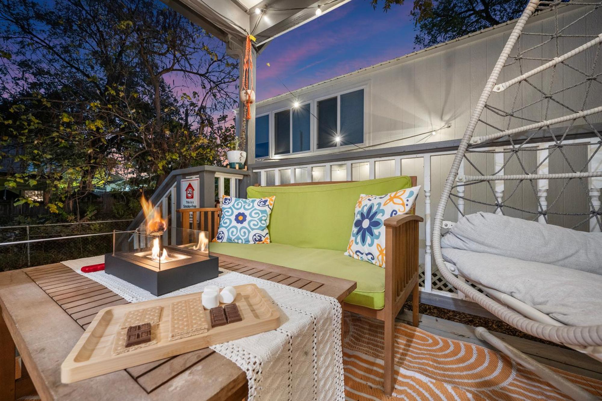 Stylish, Artsy Bungalow Central Eastside Austin Extérieur photo
