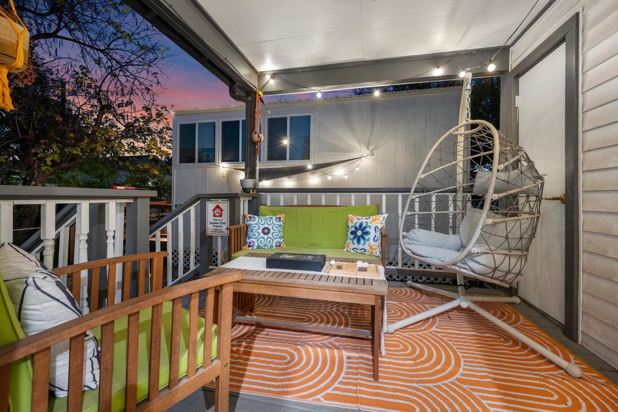 Stylish, Artsy Bungalow Central Eastside Austin Extérieur photo