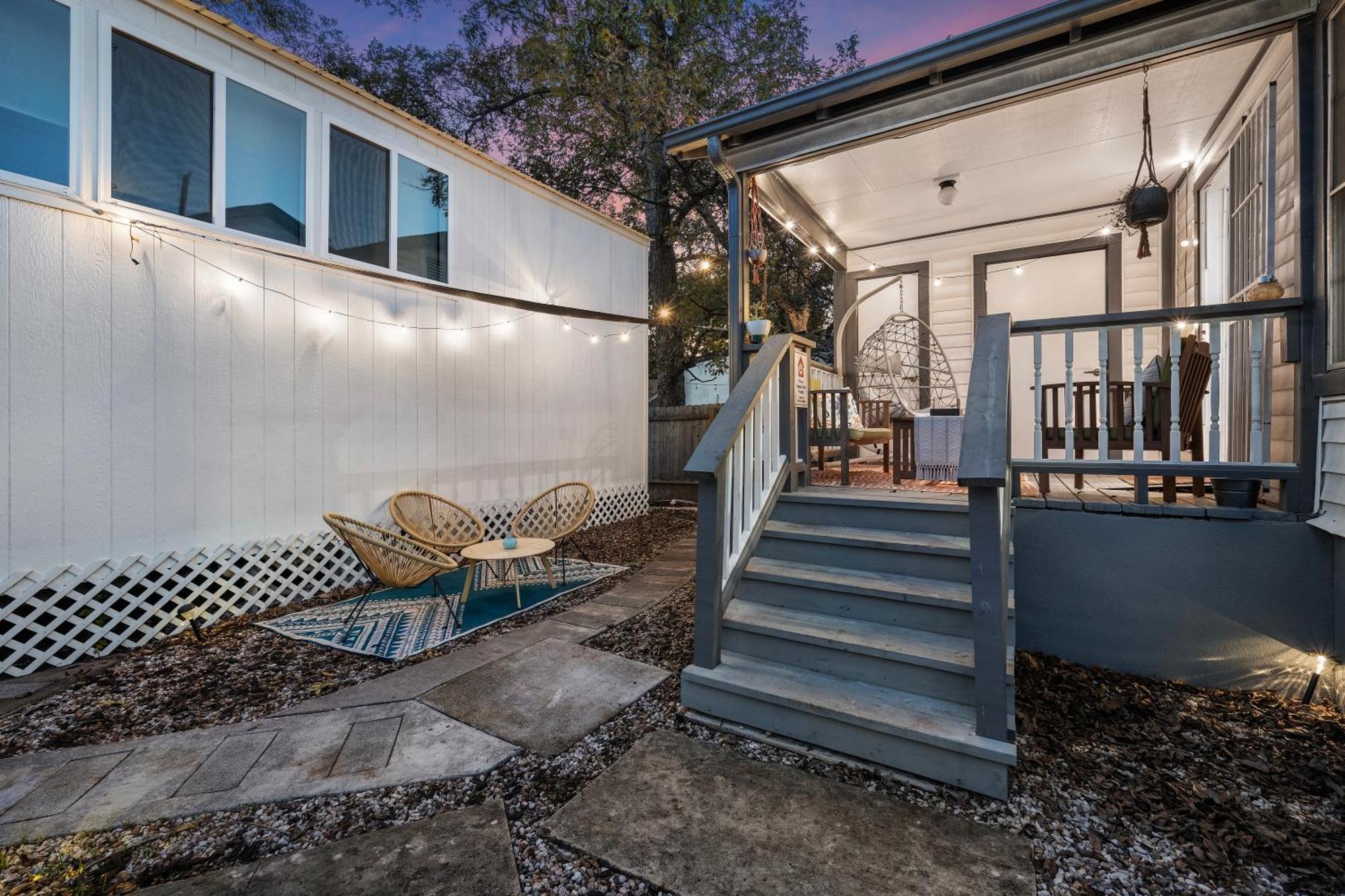 Stylish, Artsy Bungalow Central Eastside Austin Extérieur photo